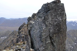 Kinkig punkt på eggen øst for Kvassnuvva