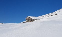 Steinbua på Urfjellet