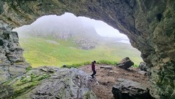Høyskare grotte