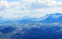 Øst for Prestesteinshøgdi